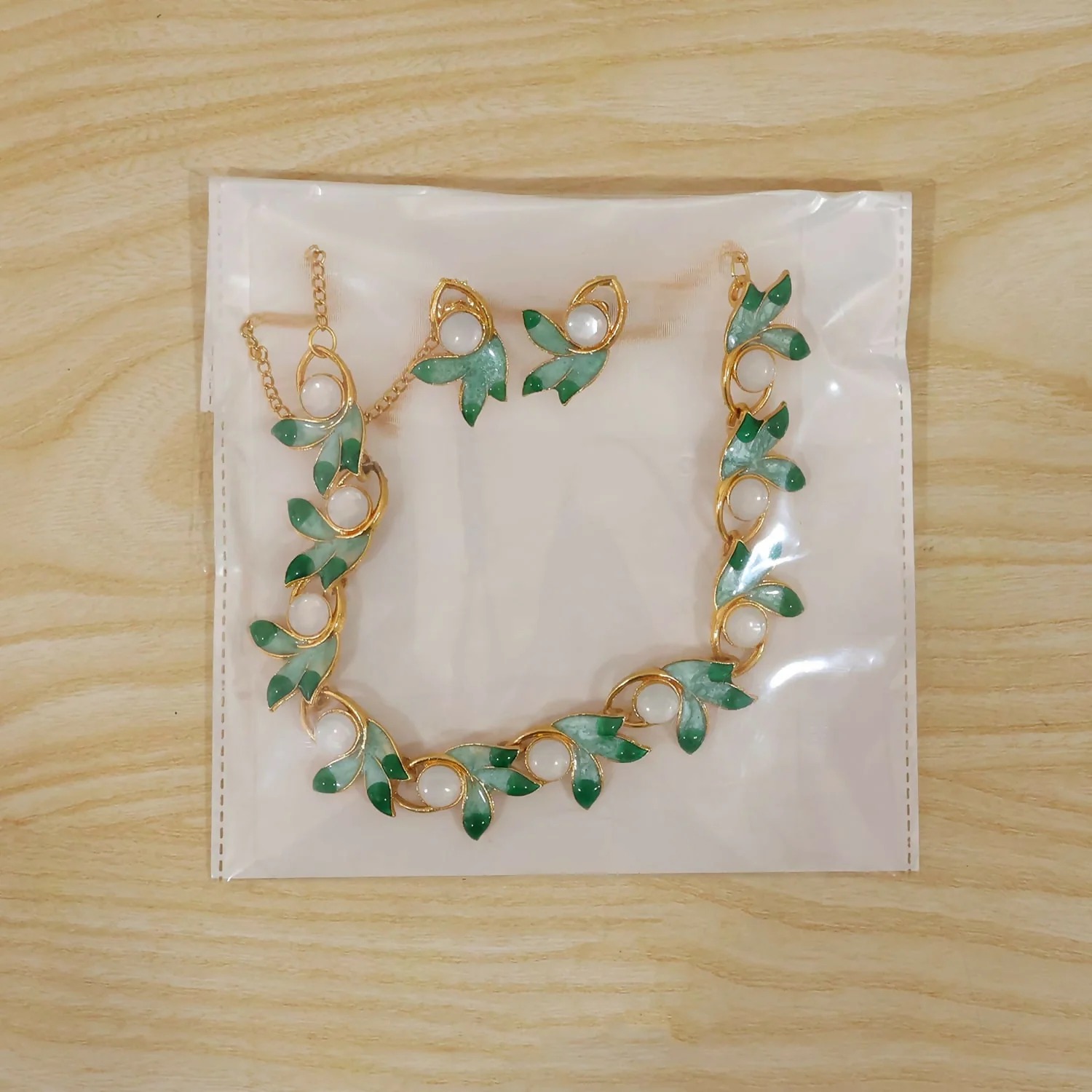 Pearl Necklace Set – Elegant Green Leaf Design & Matching Earrings