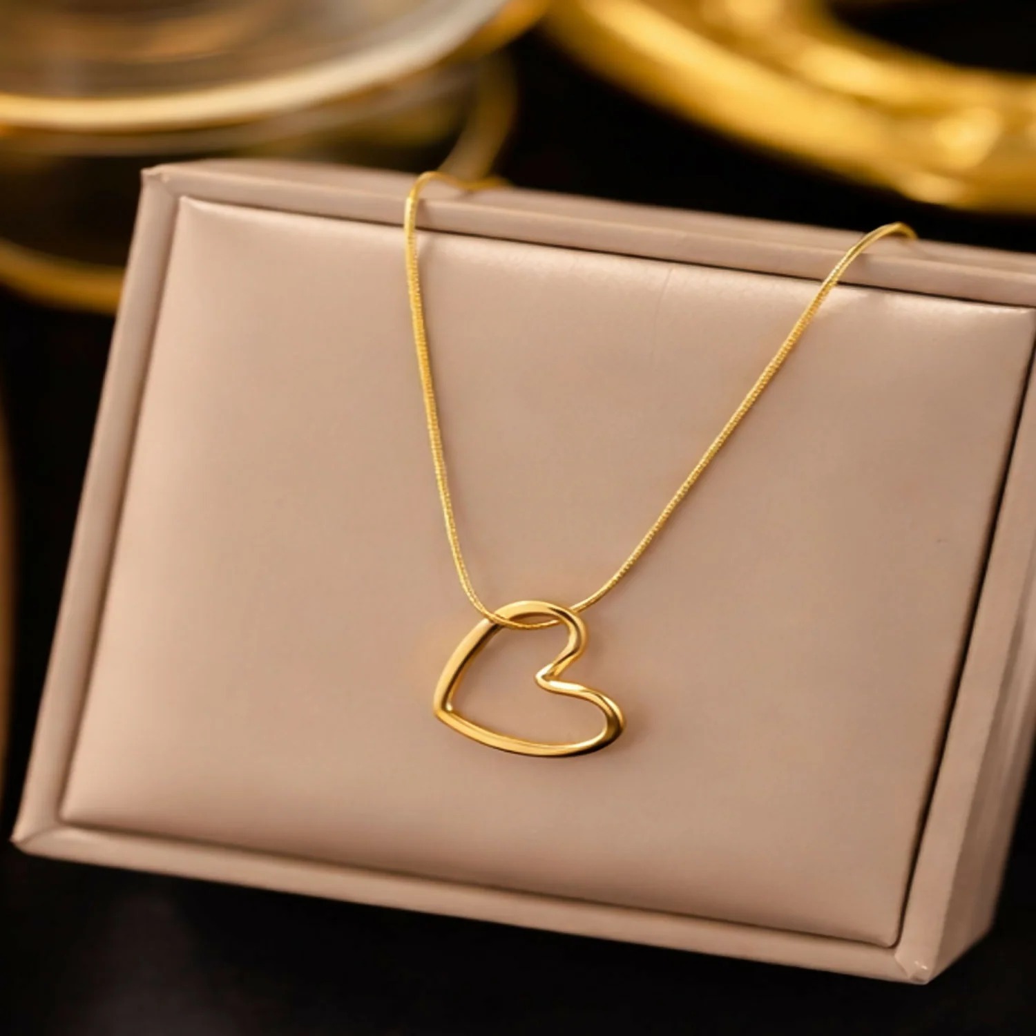 Gold Heart Pendant Necklace – Minimalist Elegant Jewelry